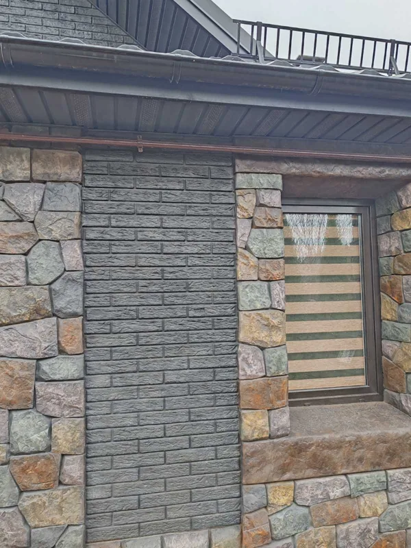 Detail: cihlové pole mezi kamenným armováním, každá cihla i kámen texturované ručně