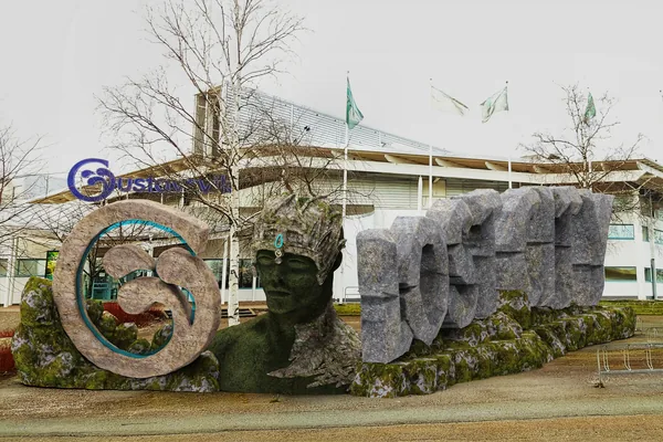 The G ring and the crowned head with the complex behind