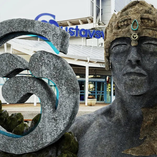 Granite-grey head and G ring in front of the entrance