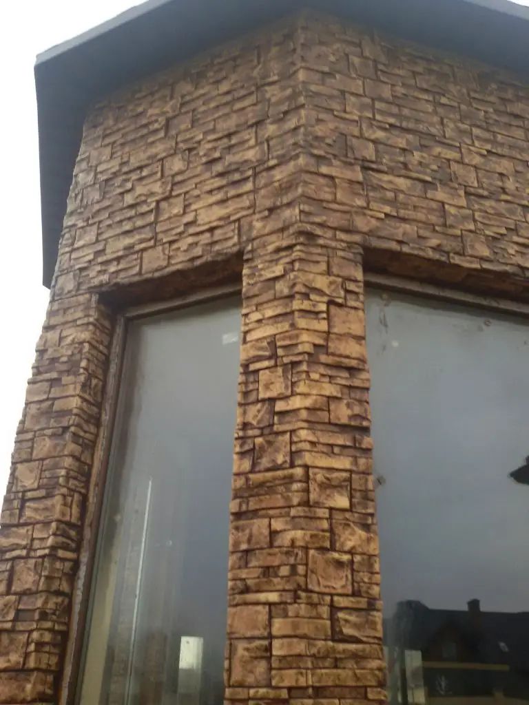 Corner of a large window with stacked-stone cladding