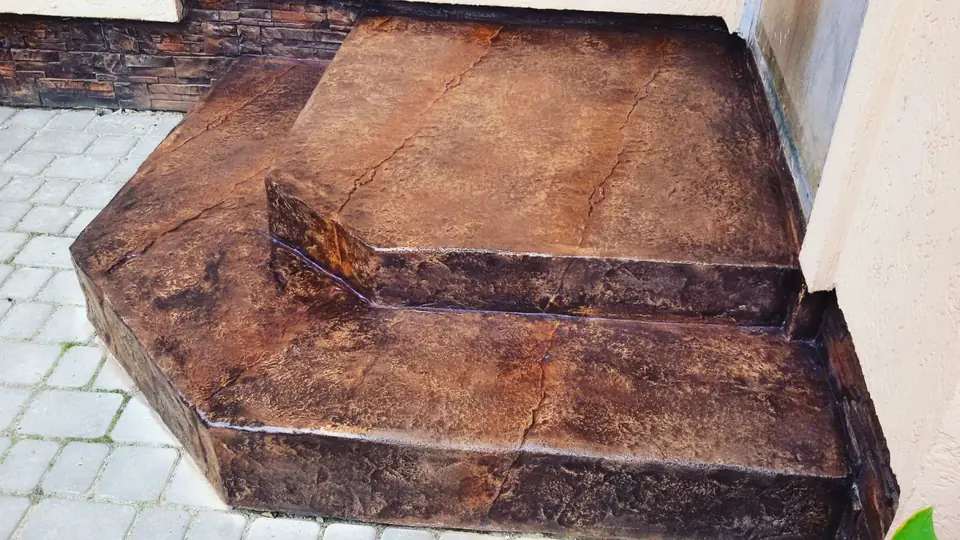 Stepped terrace corner with brown-patina stamped steps