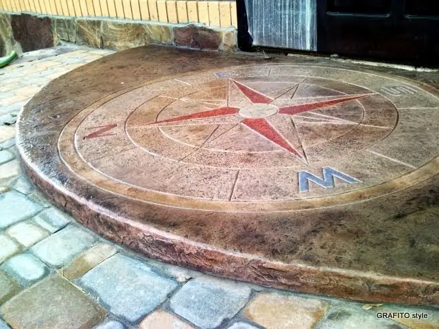 Compass rose medallion in a round stamped platform