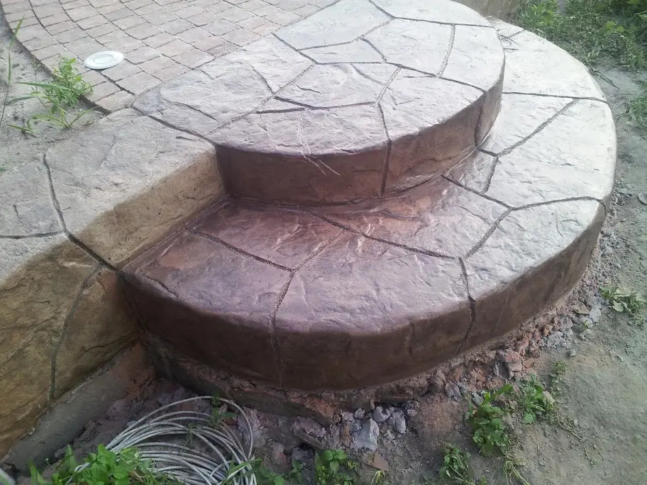 Round entrance steps in a stamped flagstone texture