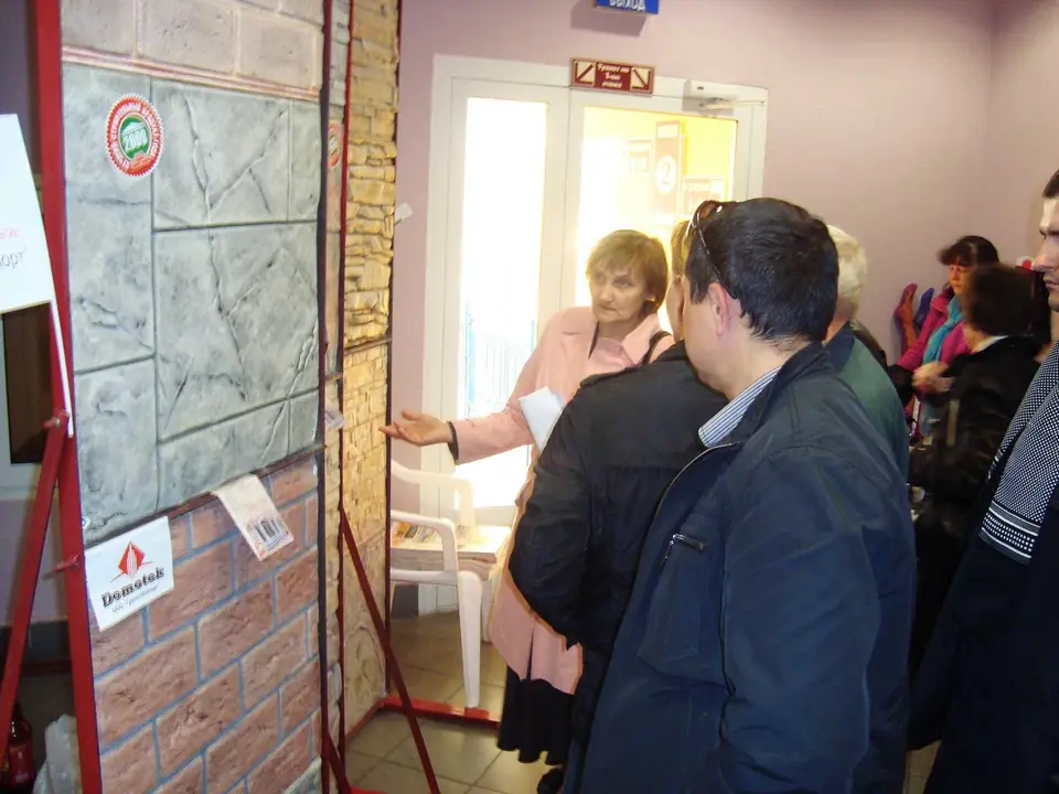 Visitors at the stand with stone-texture panel samples