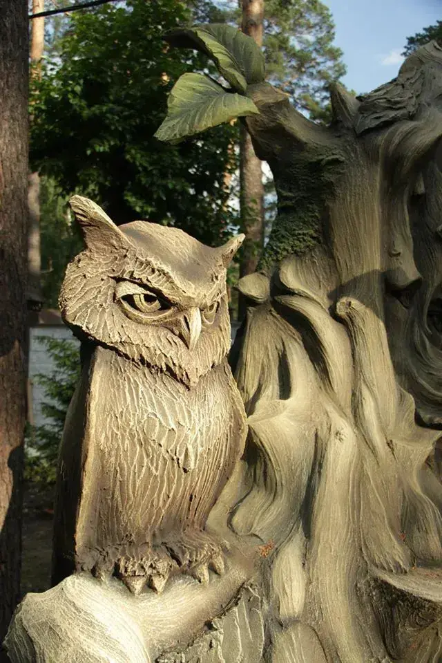 An owl modelled on the trunk of a fountain