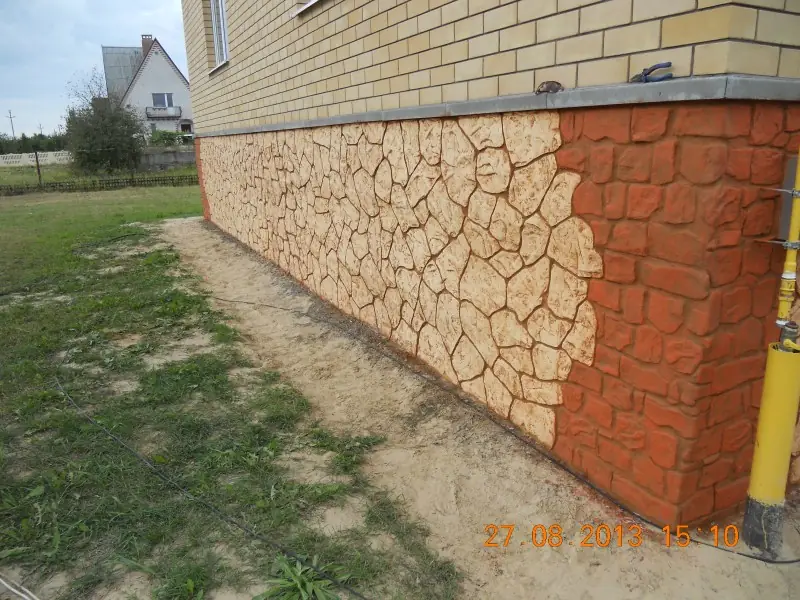 Plinth corner with a flagstone panel above an orange base