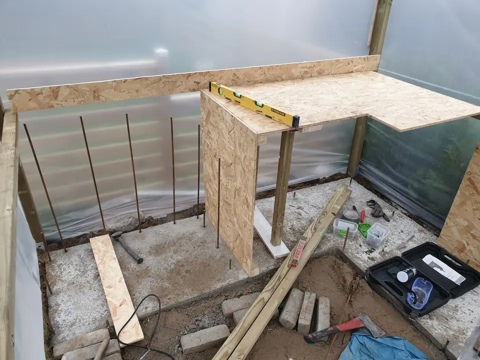 Dřevěný rám a bednění grilovací skříňky během výstavby
