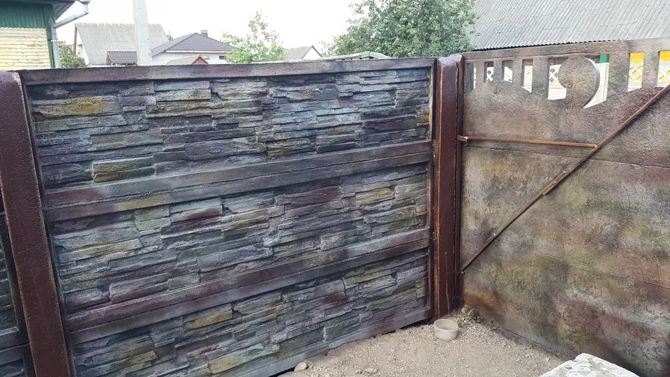 Fence panel and post with a cut-out top rail