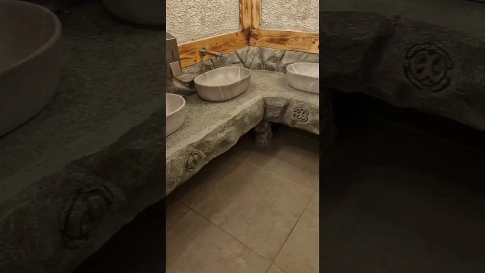 Stoly a umyvadla ve tvaru skály: toalety zábavního parku, část 2