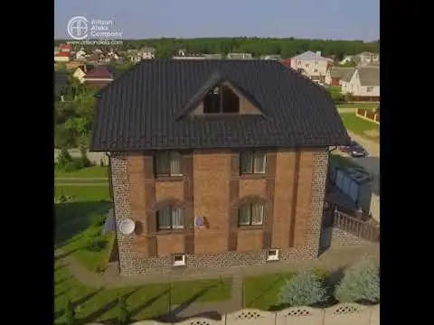 Dokončování fasády domu