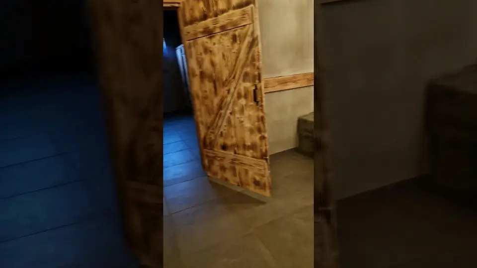 Stoly a umyvadla ve tvaru skály: toalety zábavního parku, část 1
