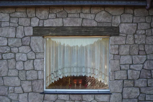 Fenster unter einem verwitterten Balkensturz: Die Textur jedes Steins ist von Hand modelliert