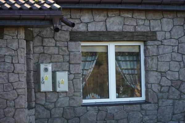 Zählerschränke und Fenster in der Steinwand