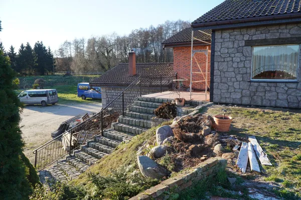 Die Terrasse, die Granittreppe und der Hof