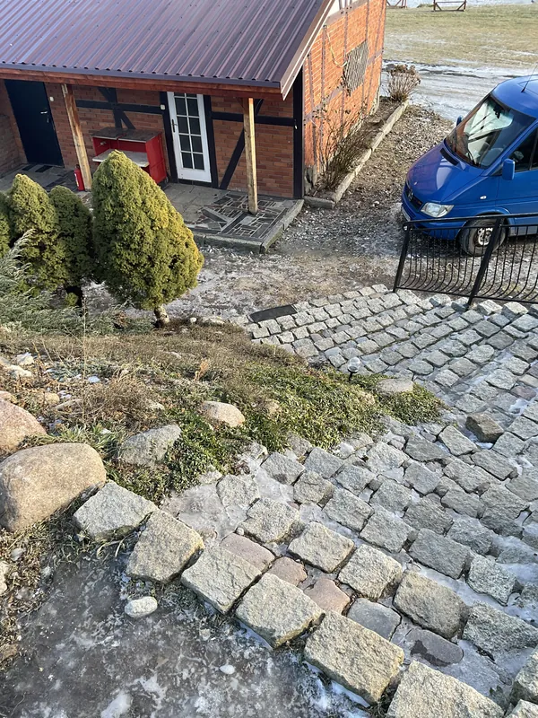 Februar 2026: Granitpflaster und die alten Gartenmauern