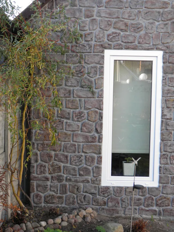 Close-up beside the window: texture and colour of each stone