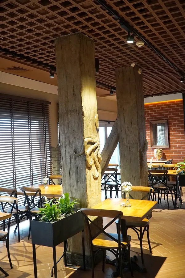 The octopus column from the floor to the ceiling