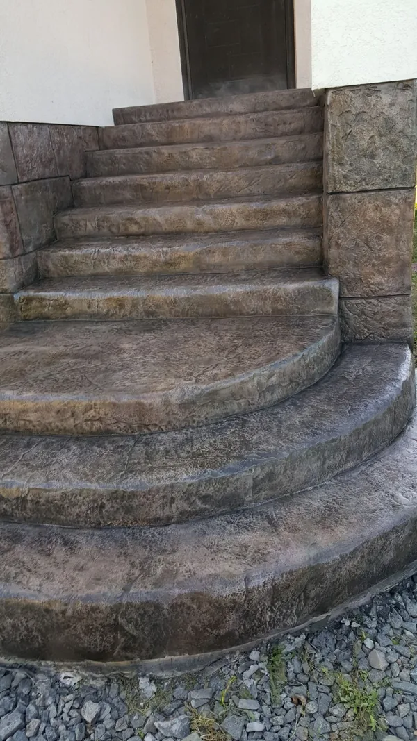 The flight from the side: fan-shaped bottom steps
