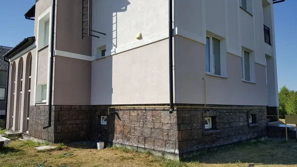 Window surround and stone texture in detail