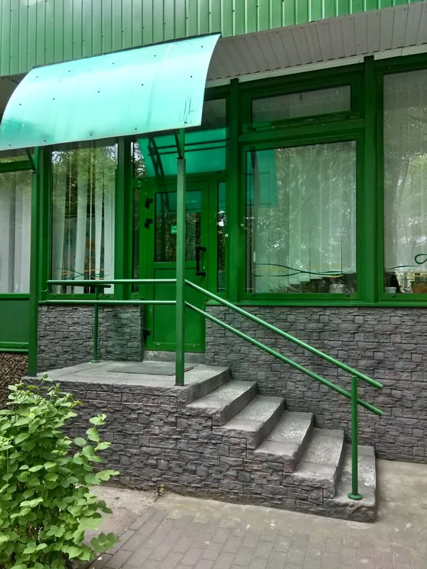 The stair, landing and plinth under the green shop front
