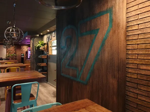 جدار بمظهر خشبي بالرقم المضيء 27