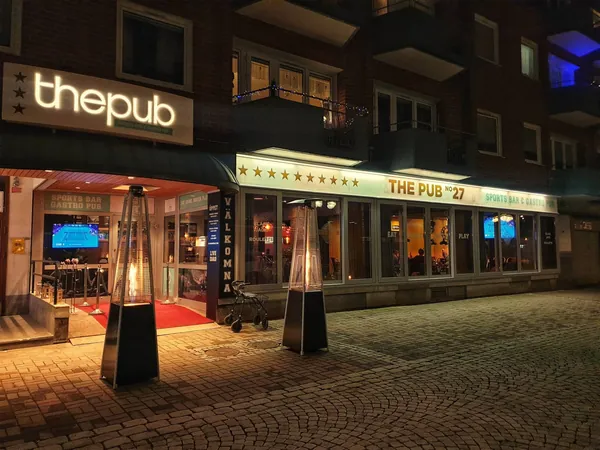 The Pub No 27 من الشارع ليلًا