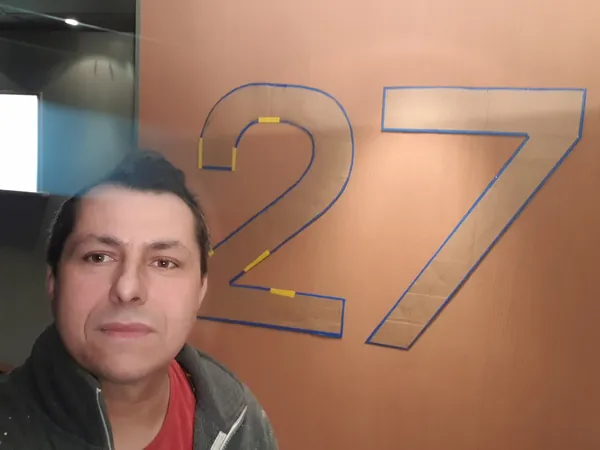 Aleks Svirydzenka مع لوحة الرقم المضيء 27