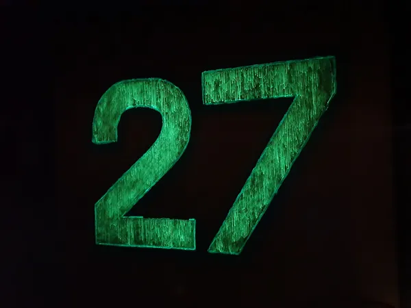 الرقم المضيء 27 يتوهج في الظلام