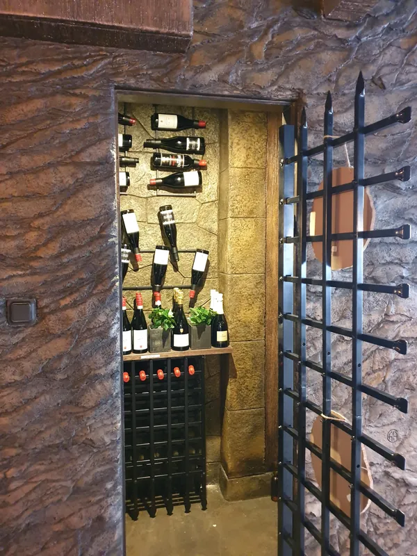La Cave à Vin ببوابتها والزجاجات في أماكنها