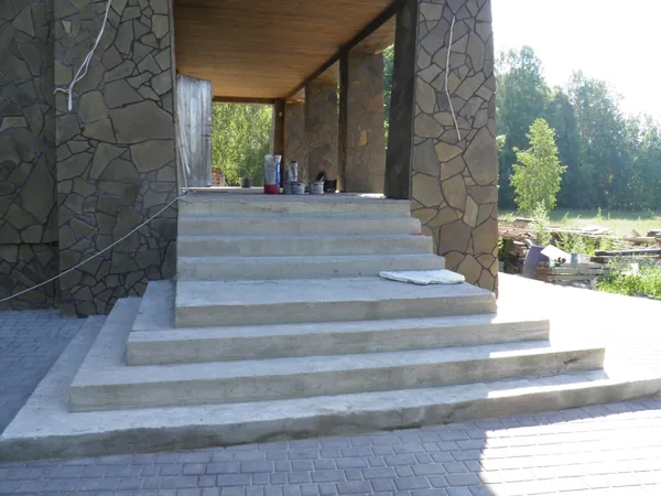 The entrance stairs in raw concrete, before finishing