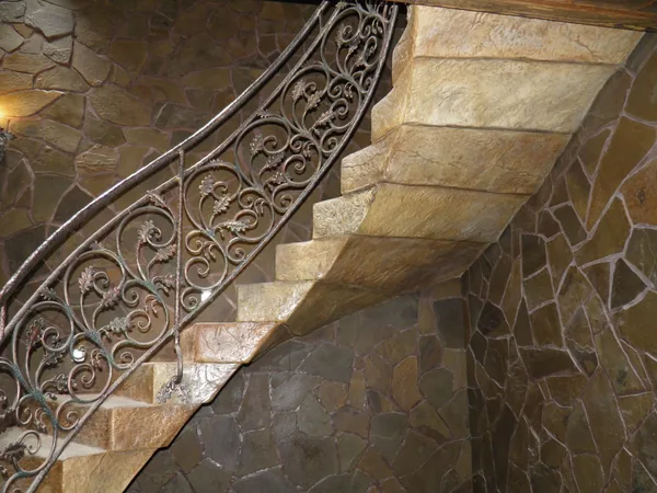 The underside of the flight: stone blocks stepping up the curve