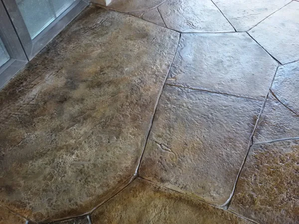 Close-up: large slabs with rough edges, cracks and joints