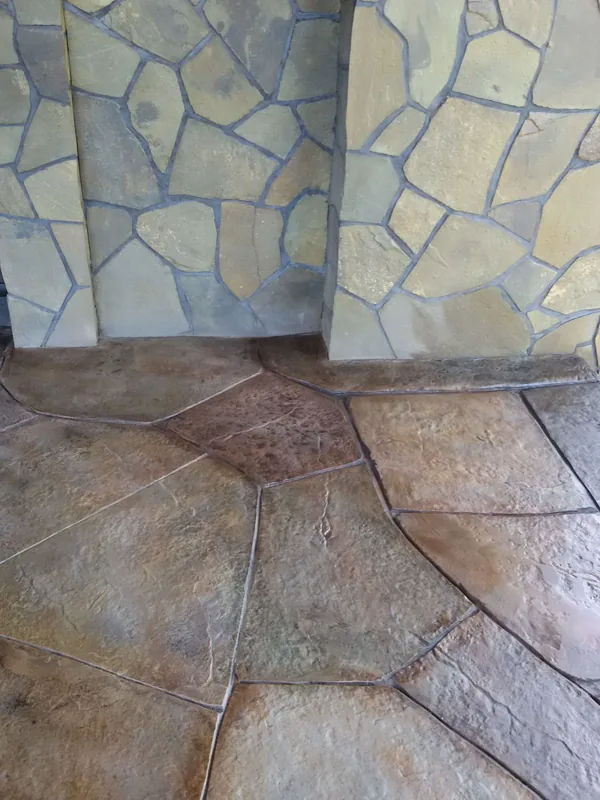 Where the floor meets the wall: a rounded kerb stone and slabs in warm tones
