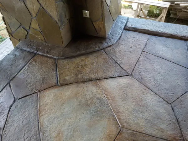 The raised stone kerb curving around a pillar