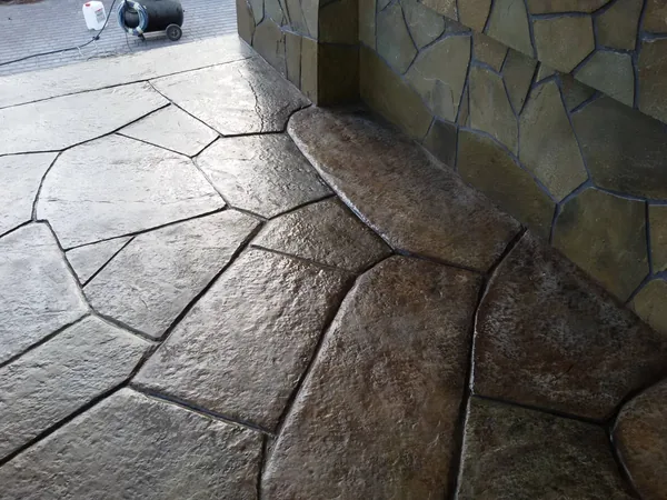 Fresh sealer on the slabs: colour and texture of every stone