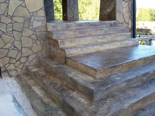 The stair and landing from the side, between the flagstone walls