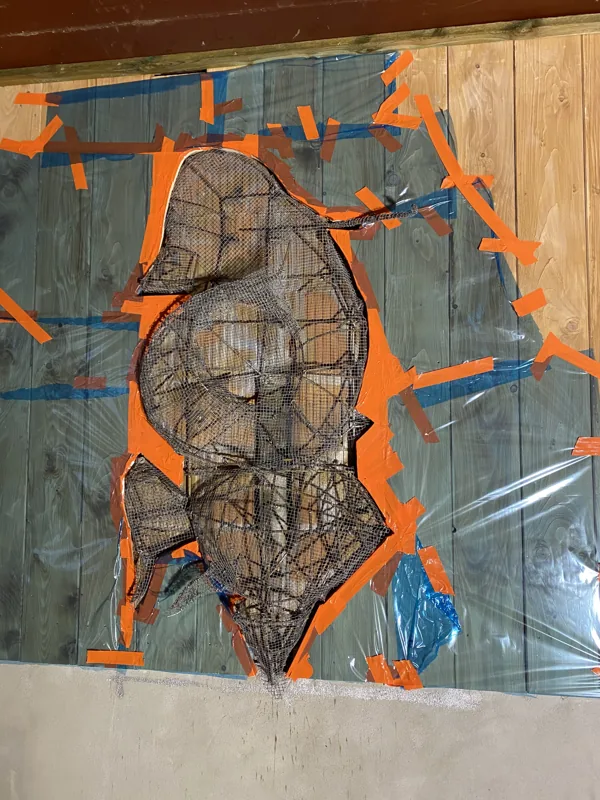 Wall relief: steel mesh armature fixed to the wall before the first layer