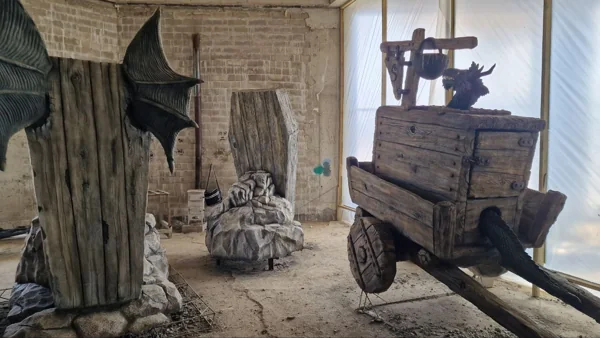 In the workshop: a throne with dragon wings, a rock throne and the Dragon Cart, finished and waiting for transport to the park