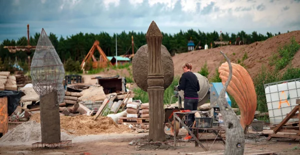 The site yard: a steel mesh armature, sculptures in the first mortar layer and a giant shell already coloured