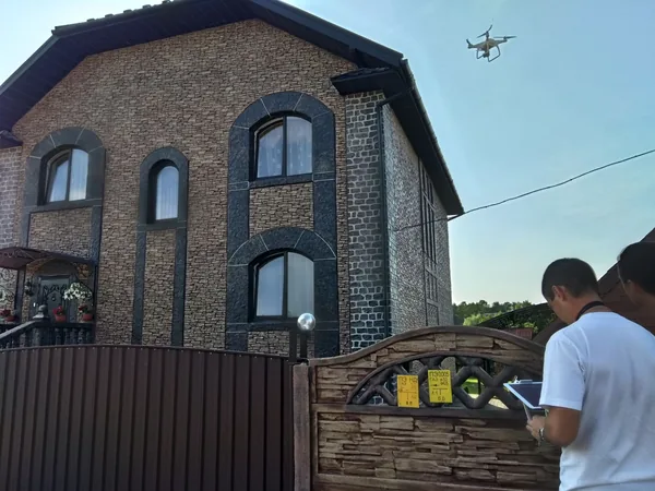 Filmning av det färdiga huset med drönare