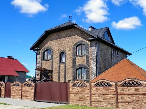 Det färdiga huset under en sommarhimmel