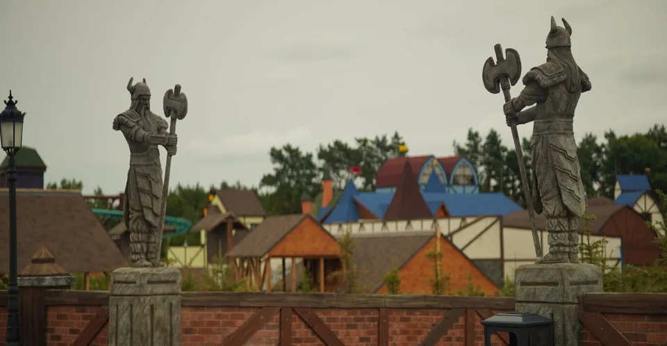 Esculturas de guerreros vikingos en El Corazón del Parque de Hossoland, de Artisan Aleks Company