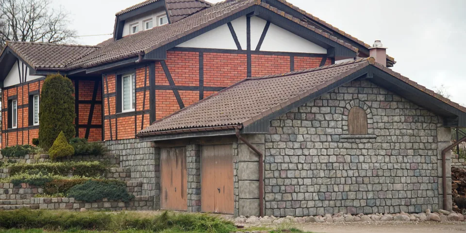 Dekorativní tematická fasáda od Artisan Aleks Company