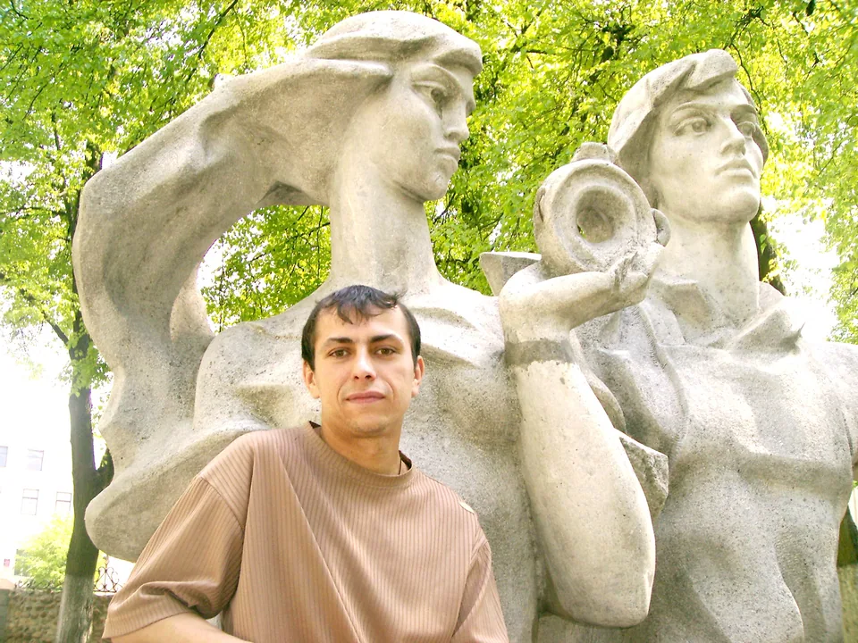 Noor Aleks Svirydzenka monumentaalse skulptuuri kõrval Valgevenes